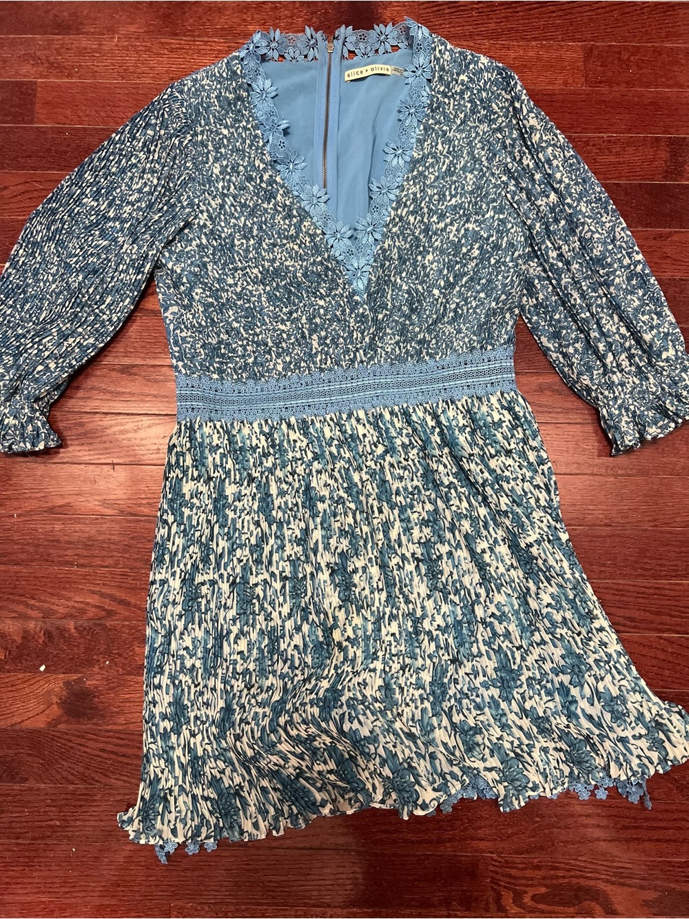 Alice + Olivia Blue Floral Crochet-Trim V-Neck Pleated Dress